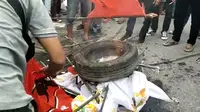 massa demonsrasi membakar bendera PDIP di Kendari saat kedatangan Jokowi, Rabu (30/6/2021)