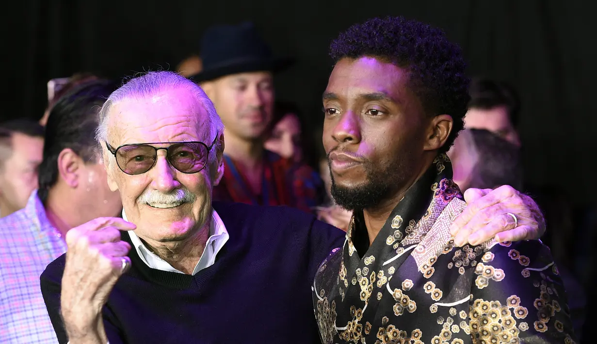 Legenda buku komik Stan Lee, kiri, pencipta superhero "Black Panther", berpose dengan Chadwick Boseman, bintang film "Black Panther" baru, pada pemutaran perdana di The Dolby Teater di Los Angeles pada 29 Januari 2018. (AP Photo/Chris Pizzello)