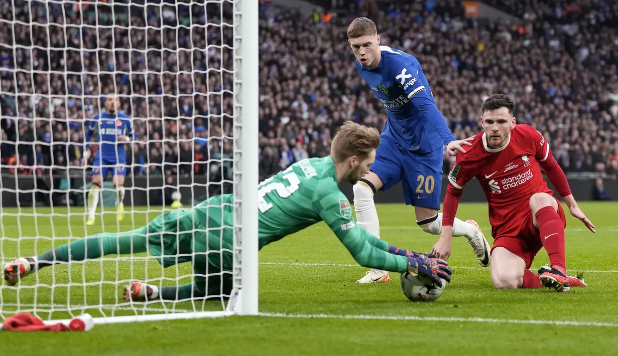 Kiper Liverpool, Caoimhin Kelleher (kiri) menggagalkan peluang dari pemain Chelsea, Cole Palmer (tengah) pada laga final Carabao Cup 2023/2024 di Stadion Wembley, Inggris, Minggu (25/02/2024). Pertandingan dimenangkan The Reds melalui gol semata wayang Virgil Van Dijk. (AP Photo/Alastair Grant)