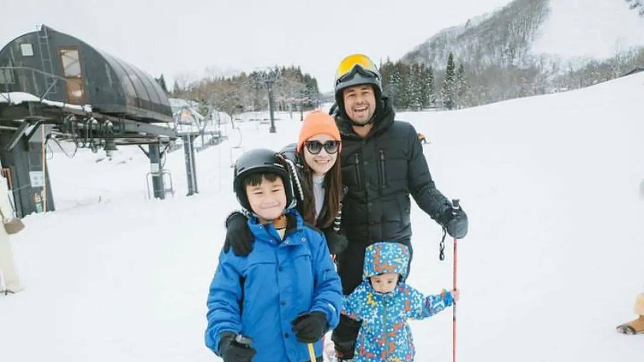 Raffi Ahmad bersama istri dan dua anaknya asyik berlibur di Jepang. (Source: Instagram @raffinagita1717)