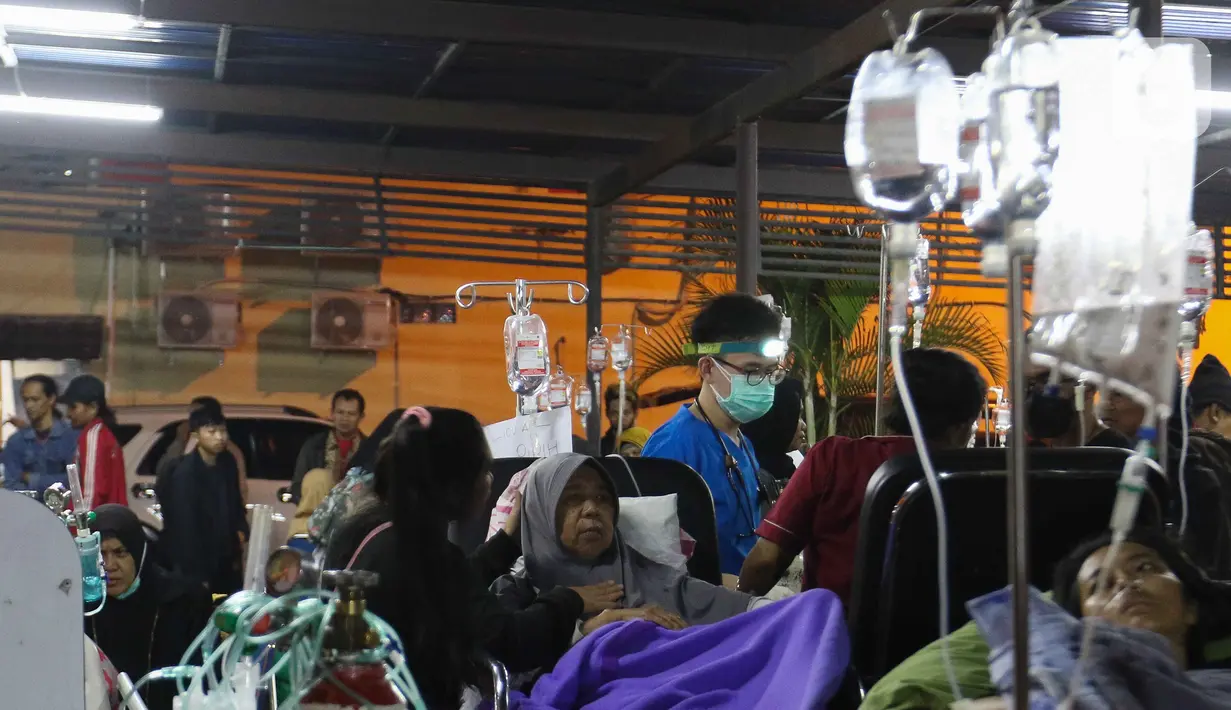 Korban gempa menjalani perawatan di RSUD Sayang, Kabupaten Cianjur, Jawa Barat, Senin (21/11/2022). Data BNPB mencatat, hingga pukul 19.34 WIB sebanyak 62 warga menjadi korban meninggal dunia dan 25 orang tercatat masih tertimbun reruntuhan akibat gempa dengan kekuatan 5,6 SR di Kabupaten Cianjur. (Liputan6.com/Herman Zakharia)