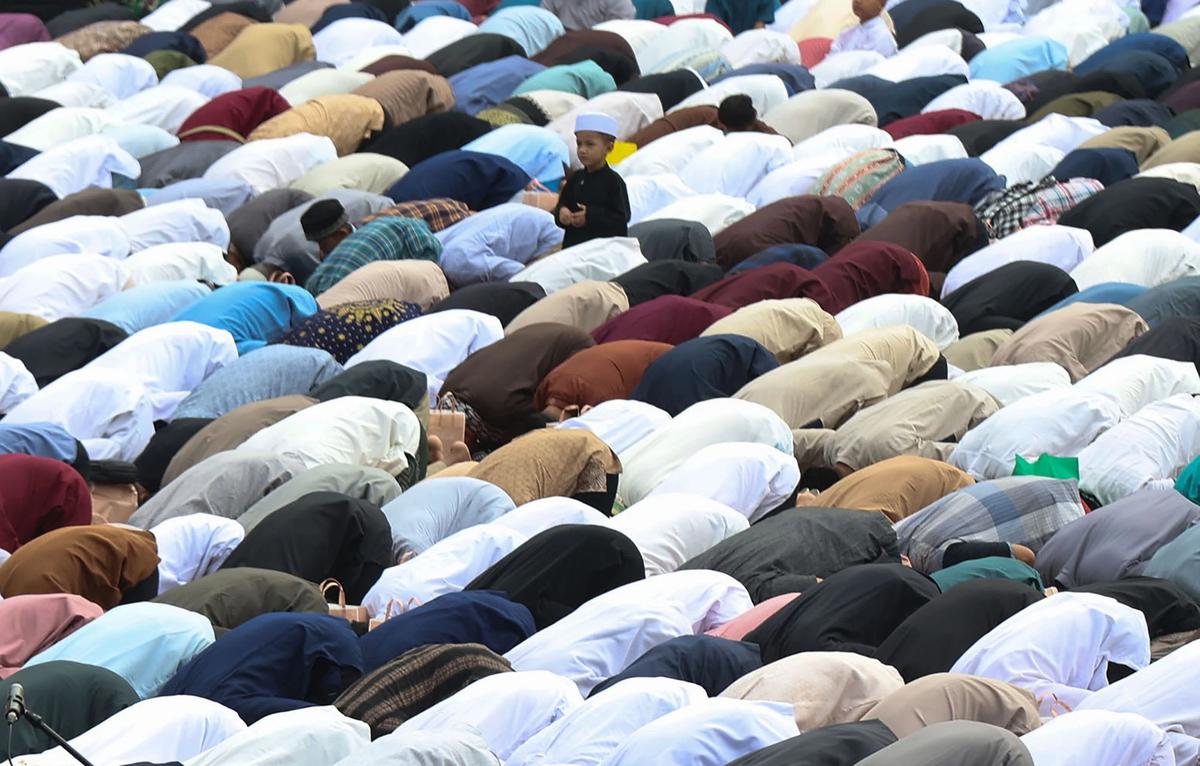 FOTO: Ribuan Warga Bogor Padati Stadion Pakansari untuk Shalat Idul Fitri