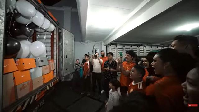 6 Momen Atta Halilintar Beri Kado Kellen Anak Krisdayanti Satu Truk Sepatu