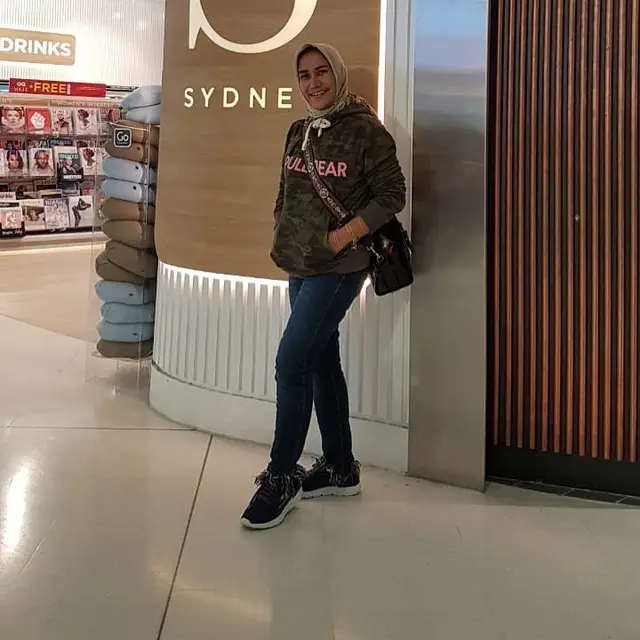6 Potret Yuli Nenek Ayu Ting Ting yang Awet Muda, Bak ABG