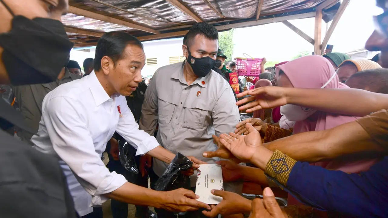 Presiden Joko Widodo (Jokowi) didampingi Ibu Negara Iriana Jokowi meninjau aktivitas pedagang di Pasar Sila, Kabupaten Bima, Nusa Tenggara Barat (NTB).