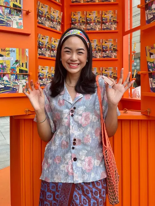 Ide tampilan playful dengan batik lainnya, bisa sontek gaya Rania A Yamin yang memadukan floral vintage top dengan kain batik. Gemas! [@raniaayamin]