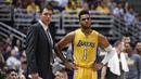 Pelatih Los Angeles Lakers, Luke Walton, (kiri) dan guard D'Angelo Russell  terliihat kecewa saat kalah dari Phoenix Suns 94-98 pada laga NBA preseason basketball game di Anaheim, California (22/10/2016). (AP/Kelvin Kuo)
