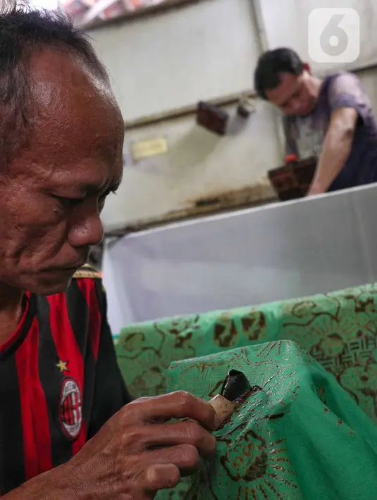 Pekerja menyelesaikan pembuatan batik betawi di industri rumahan kawasan Terogong, Jakarta Selatan, Selasa (2/8/2022). Usaha Mikro Kecil dan Menengah (UMKM) dinilai berperan penting sebagai critical engine dalam pemulihan perekonomian nasional dengan menggerakkan ekonomi rakyat hingga pada level terkecil. (Liputan6 com/Angga Yuniar)