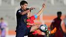 Gelandang Timnas Prancis U-20, Florent Da Silva-Sanchez (kiri) berebut bola dengan gelandang Timnas Korea Selatan U-20, Lee Seung-won pada laga Grup F Piala Dunia U-20 2023 di Malvinas Argentinas Stadium, Mendoza, Argentina, Selasa (23/5/2023) dini hari WIB. (AP Photo/Natacha Pisarenko)