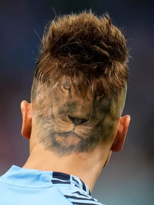 <p>Kiper Uruguay Sebastian Sosa menampilkan potongan rambut bergambar singa saat pemanasan sebelum melawan Ghana pada pertandingan sepak bola Grup H Piala Dunia 2022 di Stadion Al Janoub, Al Wakrah, Qatar, 2 Desember 2022. Sebastian Sosa membuat potongan rambut undercut singa dengan memotong habis rambut bagian bawahnya sehingga menampilkan tato singa di kepalanya. (AP Photo/Manu Fernandez)</p>