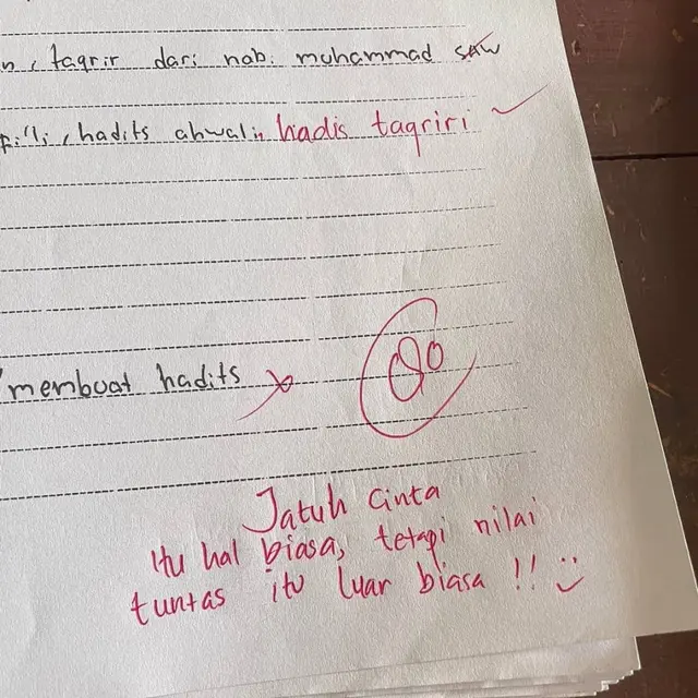 6 Komentar Guru di Lembar Jawab Murid yang Dapat Nilai Bagus Ini Bikin Senyum