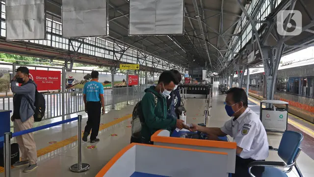 Suasana Stasiun Pasar Senen di Pekan Pertama Ramadhan
