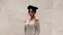 Penampilan stunning top model Indonesia, Sarah Tumiwa yang mengenakan kebaya panjang asimetris dengan aksen off-shoulder warna silver saat wisuda. Ia menambahkan rok batik dengan model slit. [@sarahtumiwa]