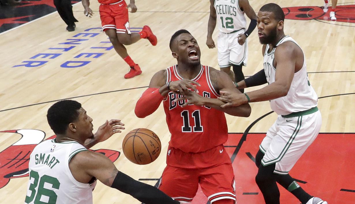 Pebasket Chicago Bulls, David Nwaba, dihadangi pebasket Boston Celtics, Marcus Smart, pada laga NBA di Stadion United Center, Selasa (6/3/2018). Celtics menang 105-89 atas Bulls. (AP/Charles Rex Arbogast)