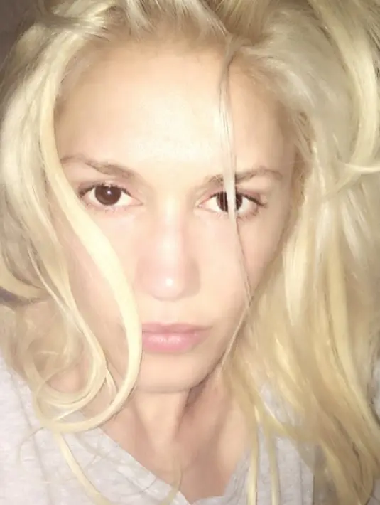 Kali ini ia mengunggah foto selfie tanpa makeup, terlihat rambut Gwen yang sangat berantakan. Ya, foto tersebut di ambil ketika dirinya bangun tidur. (viainstagram@gwenstefani/Bintang.com)