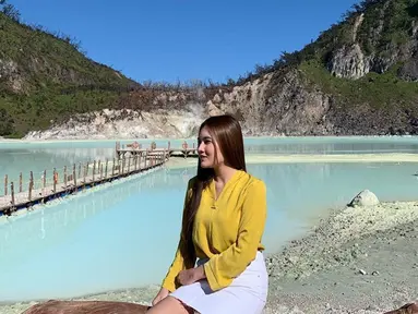 Saat mendengar lagu Jaran Goyang, dalam benakmu mungkin terbesit nama pedangdut cantik Nella Kharisma. Berkat membawakan lagu tersebut, kepopulerannya kian melejit dan disebut-sebut sebagai pesaing Via Vallen. (Liputan6.com/IG/@nellakharisma)