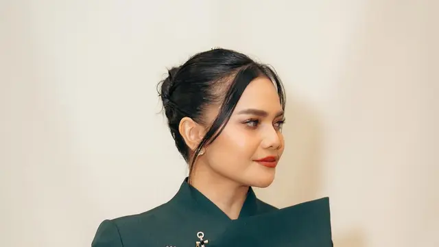 Berbalut Beskap, Suara Merdu Citra Scholastika Bikin Suasana Magis Misa Malam Natal di Gereja Katedral Jakarta