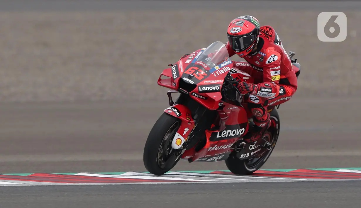 Pembalap Ducati Lenovo Team, Francesco Bagnaia saat sesi kualifikasi MotoGP di Pertamina Mandalika International Street Sirkuit, Nusa Tenggara Barat, Sabtu (22/3/2022). (Liputan6.com/Helmi Fithriansyah)