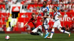 Pemain Manchester United (MU) Scott McTominay (kiri) dan pemain Crystal Palace Jordan Ayew (tengah) berebut bola saat bertanding dalam Liga Inggris di Old Trafford, Manchester, Inggris, Sabtu (24/8/2019). MU kalah dari Crystal Palace dengan skor 1-2. (AP Photo/Alastair Grant)