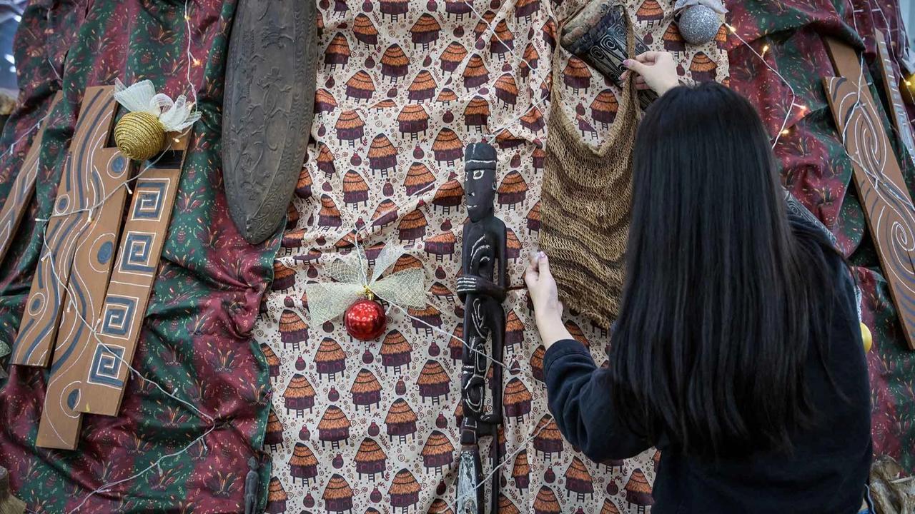 FOTO: Keren! Dekorasi Natal Berbasis AI Angkat Budaya Papua di Surabaya