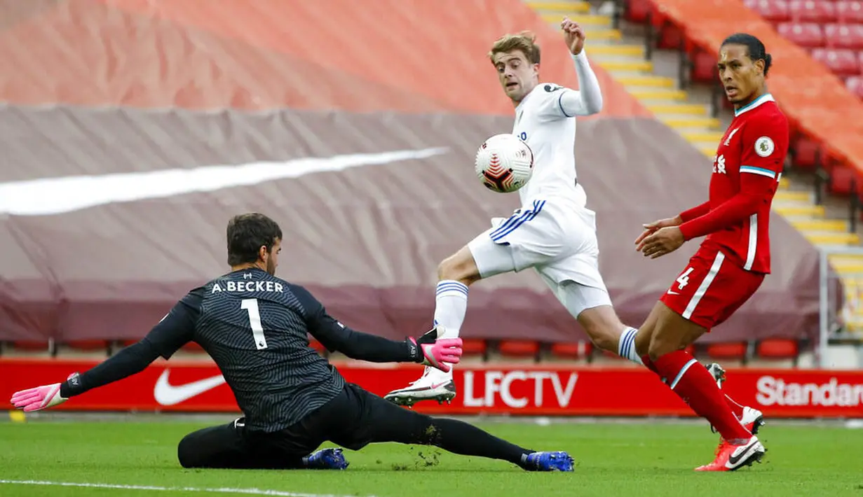 Pemain Leeds United, Patrick Bamford, mencetak gol ke gawang Liverpool pada laga Premier League di Stadion Anfield, Minggu (13/9/2020). Liverpool menang dengan skor 4-3. (Phil Noble, Pool via AP)