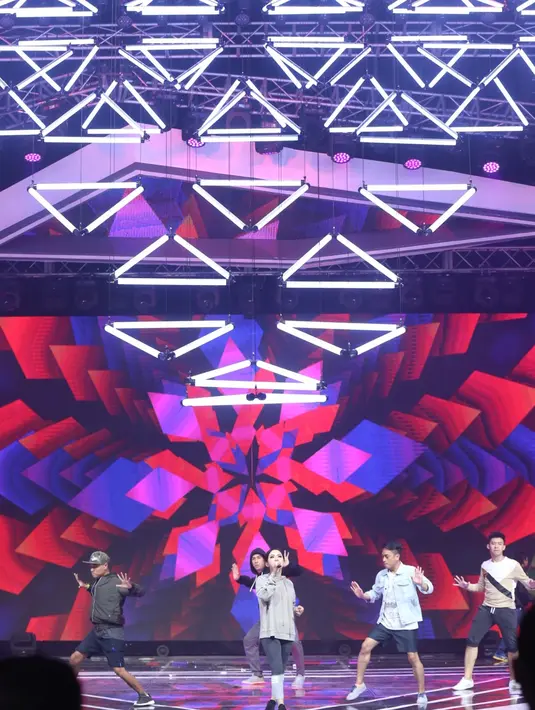 SCTV Musik Awards 2018 akan digelar malam ini pukul 21.00 WIB. Acara ini akan dipandu oleh presenter Andhika Pratama, Astrid Tiar, dan Fero Walandouw. (Nurwahyunan/Bintang.com)