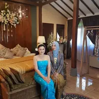 Hari bahagia Vicky Shu akhirnya tiba. Pernikahannya bersama Ade Imam yang dilangsungkan di Candi Borobudur, Jawa Tengah, Sabtu (23/9/2017). Serangkaian prosesi sakral pun digelar sebelum menikah. (doc. pribadi/Ade Andrini)