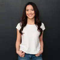 Ilustrasi outfit dengan kaos putih/copyright shutterstock