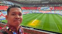 Bola.com berada di Allianz Arena atau Fussball Arena, Munchen, saat rest day jelang perempat final Euro 2024. Tampak rumput lapangan sedang menjalani perawatan karena Munchen akan kembali menggelar pertandingan saat semifinal Euro 2024. (Bola.com/Benediktus Gerendo Pradigdo)