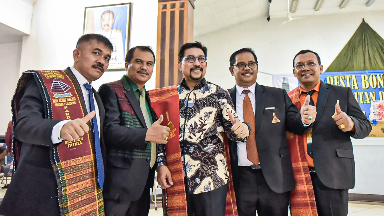 Machfud di acara silaturahmi perkumpulan etnis Batak di Surabaya Kumungan Raja Borun.