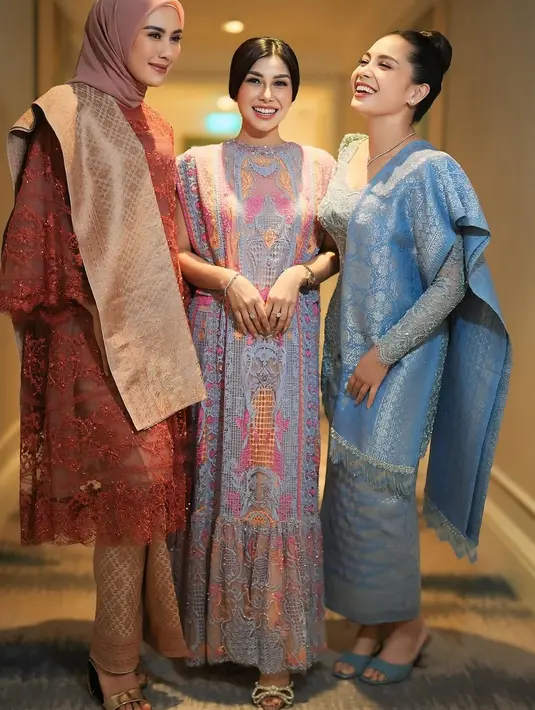 Dengan styling yang cermat dari @wanda_haraa, keduanya berhasil menciptakan kesan kompak dan memukau dalam balutan busana yang sempurna untuk acara spesial. @wanda_haraa/@didietmaulana].