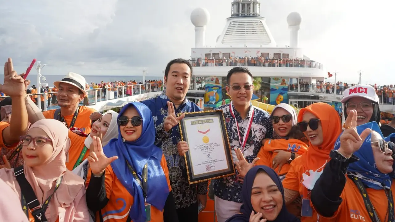 Wilson Mandalaputra, (CEO – MCI), dan Hendra Thiemailattu (Founder & Komisaris MCI) bersama Member MCI, di atas kapal pesiar Cruise Royal Caribbean.