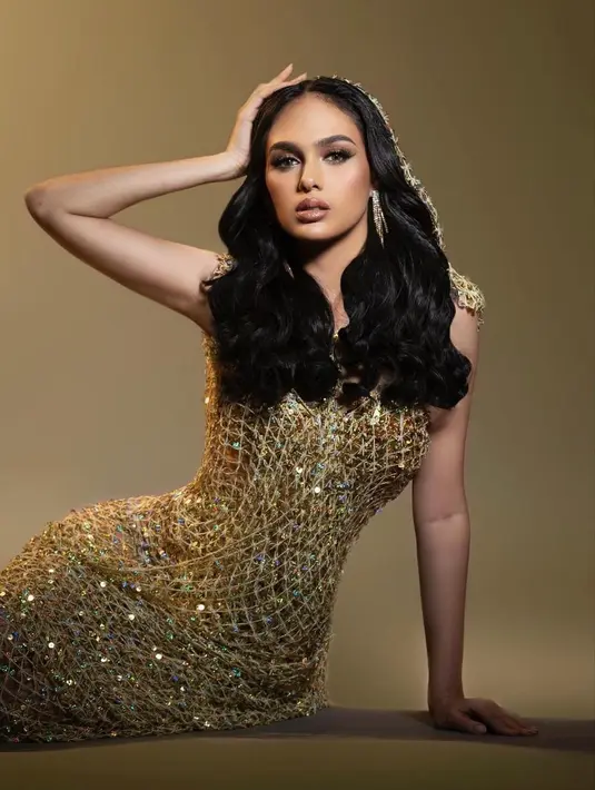 Pesona glamor terpancar pada penampilan Shania yang mengenakan dress full payet kombinasi warna emas dan hijau.  [@shaniabmh].