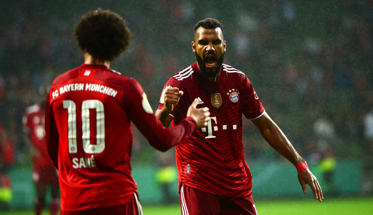 Pemain depan Bayern Munchen, Eric Maxim Choupo-Moting (kanan) berselebrasi dengan Leroy Sane usai mencetak gol ke gawang Bremen SV dalam laga putaran pertama DFB Pokal 2021-22 di Bremen, Jerman utara (25/8/2021). Eric Maxim Choupo-Moting mencetak empat gol di pertandingan ini. (AFP/Patrik Stollarz)