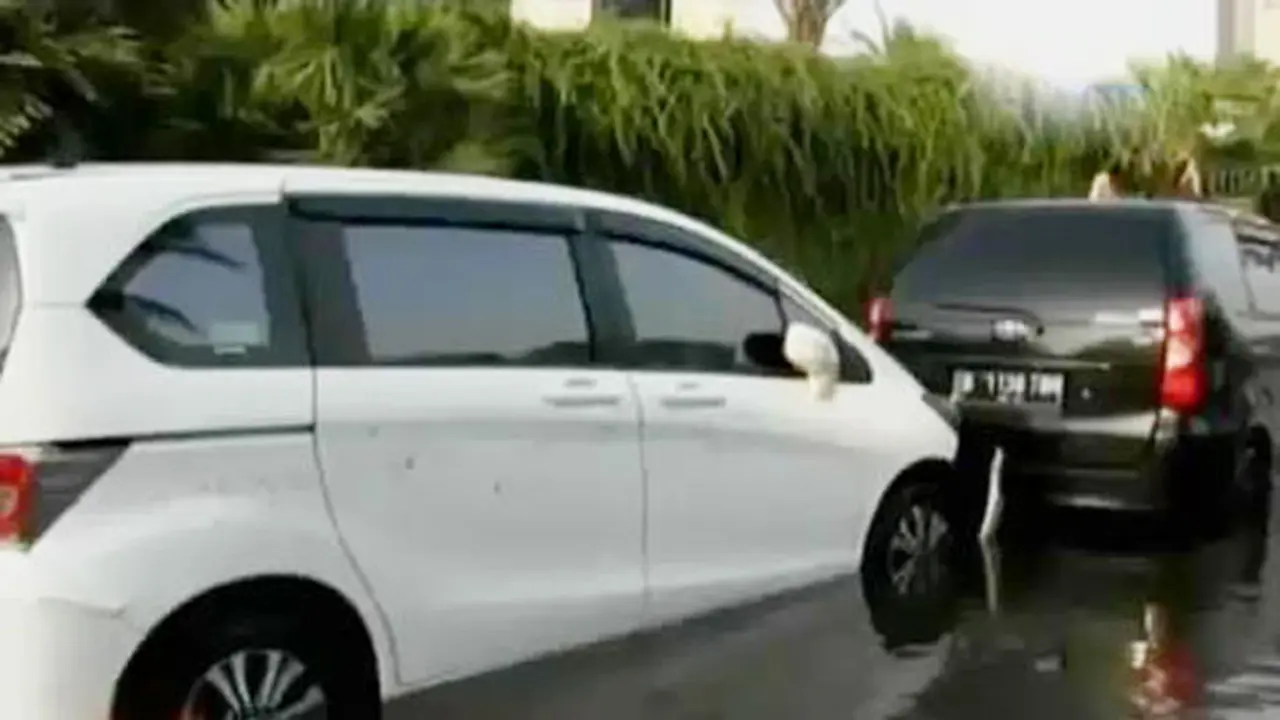 VIDEO: Warga Pantai Mutiara Evakuasi Kendaraan Terendam Rob