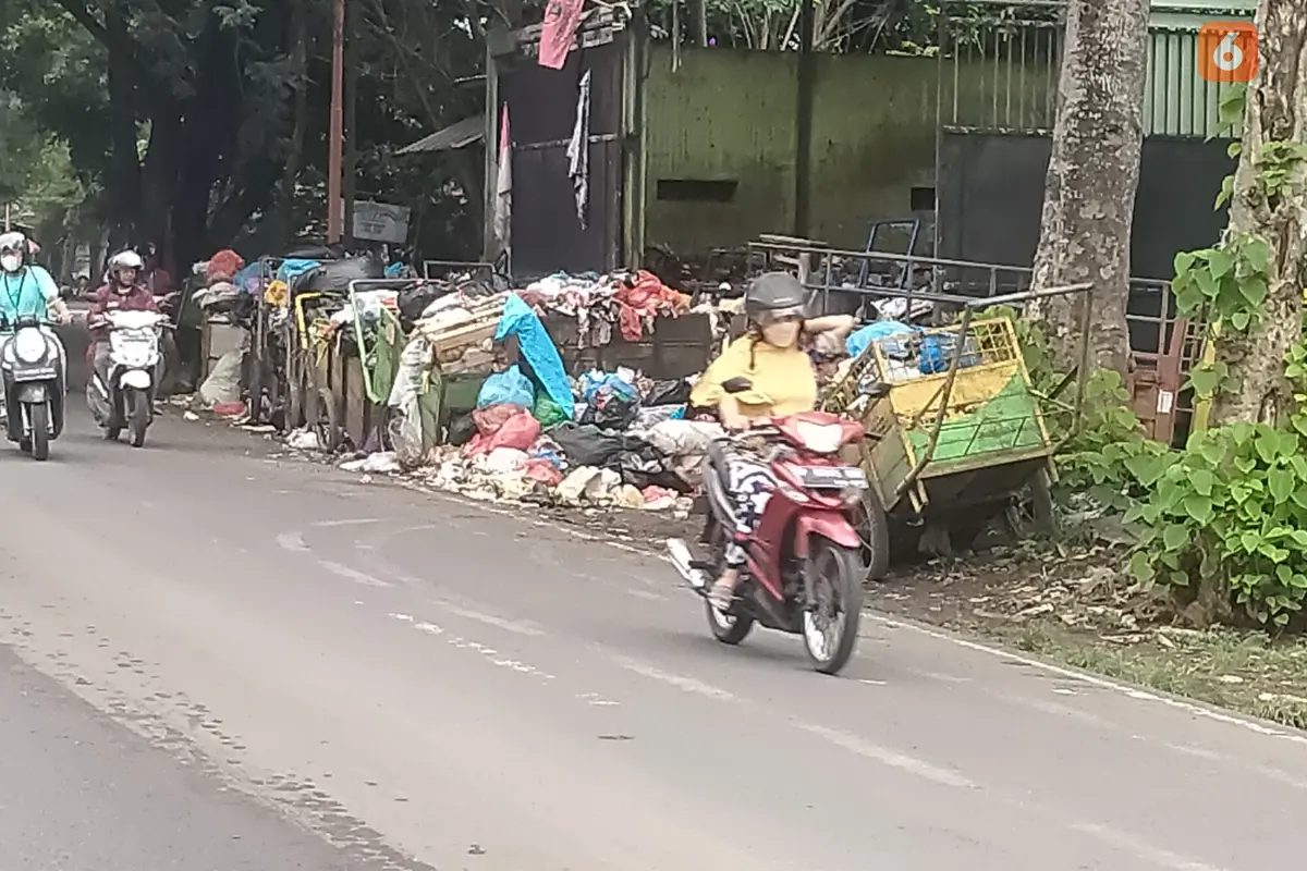 Tumpukan sampah di sejumlah TPS di Kota Banyuwangi akibat dihentikanya pengakutan sampah ke TPA di Desa Bansring Wongsorejo (Hermawan Arifianto/Liputan6.com)