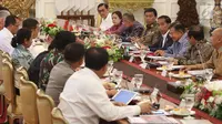 Presiden Joko Widodo saat memimpin rapat terbatas di Istana Merdeka, Jakarta, Senin (18/12). Dalam ratas tersebut Jokowi membahas persiapan Natal dan Tahun Baru. (Liputan6.com/Angga Yuniar)