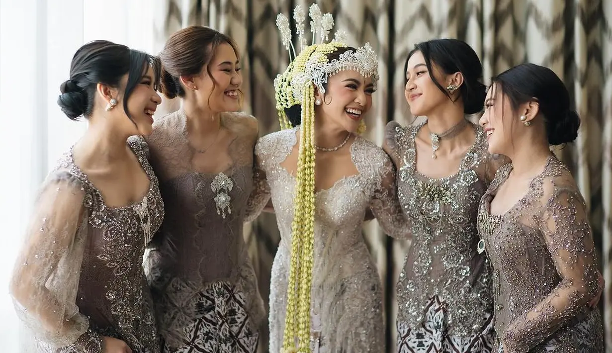 <p>Mahalini Raharja meminta para sahabatnya untuk menjadi bridesmaid di momen pernikahannya dengan Rizky Febian. Ia meminta Aaliyah Massaid, Tiara Andini, Keisya Levronka, dan Ziva Magnolya untuk mendampinginya di momen akad nikah. [Foto: Insgtagram/askyfebrianti]</p>