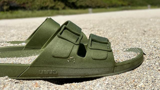 Ilustrasi sandal pria dari distro