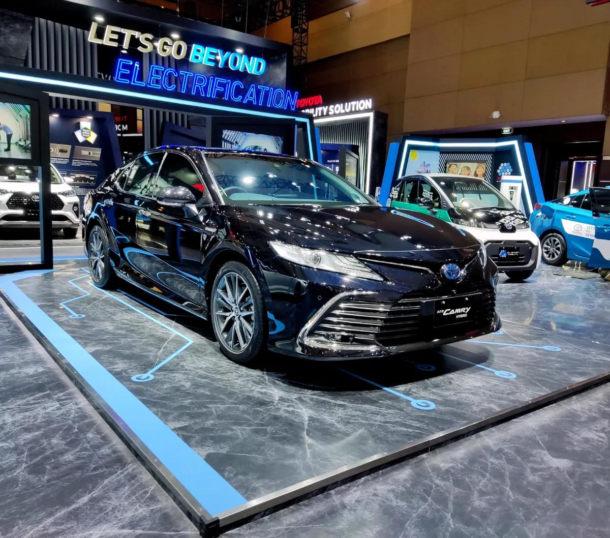 <b>8. Toyota Camry Hybrid<br></b><br>Sedan andalan Toyota versi hybrid-nya tembus 459 unit sepanjang Januari-November tahun ini. Konsumsi bensinnya 1:24 km.&nbsp;<br>