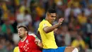 Gelandang Brasil, Casemiro berebut bola dengan pemain Serbia Adem Ljajic saat bertanding pada grup E Piala Dunia 2018 di Stadion Spartak di Moskow, Rusia (27/6). Brasil menang 2-0 atas Serbia dan melaju ke babak 16 besar. (AP Photo/Rebecca Blackwell)