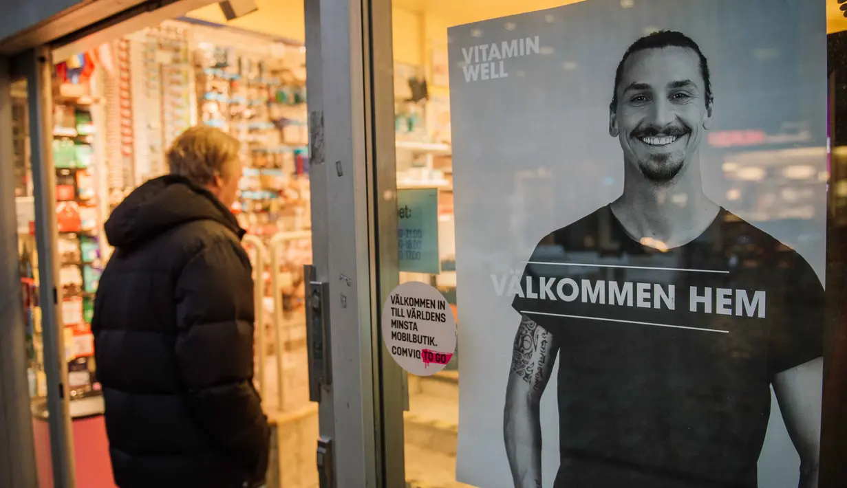 Gambar Zlatan Ibrahimovic berjudul "Welcome home",menyambut sang bintang saat Liga Champions,di Malmo, Swedia,Rabu (25/11/2015). Zlatan Ibrahimovic membayar semua biaya acara nonton bareng di kampung halamannya. (AFP Photo/Jonathan Nackstrand)