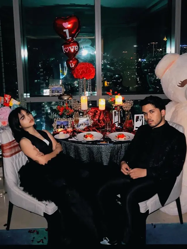 Fuji dan Thariq Halilintar tengah melakukan makan malam romantis di sebuah restoran. Keduanya tampil dengan gaya yang tak biasa. (Foto: Instagram/@fuji_an)