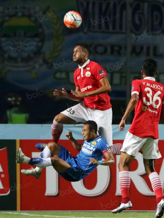 Pemain Persib Bandung, Atep berebut bola dengan pemain Persija, Willian Pacheco pada laga Torabika SC 2016 di Stadion Gelora Bandung Lautan Api, Bandung, Sabtu (16/7/2016). (Bola.com/Nicklas Hanoatubun)