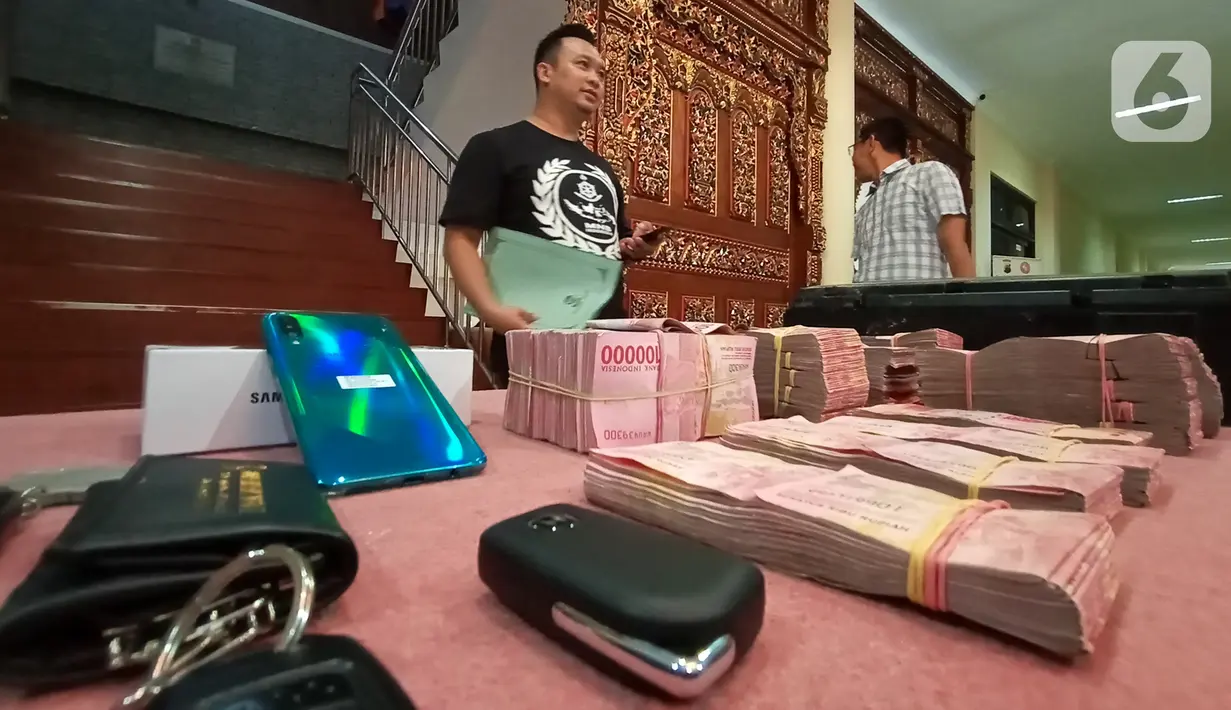 Barang bukti kasus pembobolan ATM ditunjukkan saat rilis di Polrestabes Semarang, Jawa Tengah, Kamis (9/1/2020). Dalam kasus ini polisi menetapkan satu pegawai dari unit outsourcing teknisi ATM sebagai tersangka. (Liputan6.com/Gholib)