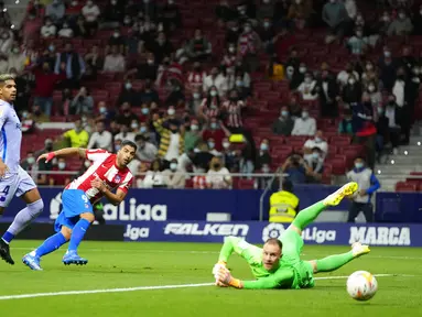 Penyerang Atletico Madri, Luis Suarez (tengah) berusaha mencetak gol ke gawang Barcelona pada pertandingan lanjutan La Liga Spanyol di Estadio Wanda Metropolitano di Madrid, Minggu (3/10/2021). Atletico Madrid menang atas Barcelona 2-0. (AP Photo/Manu Fernandez)