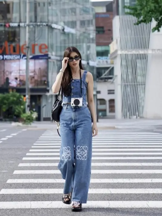 Penampilannya begitu memikat dengan denim kekinian yang menampilkan motif ikonis dari Loewe. [Foto: Instagram/ Sabrina Chairunnisa]