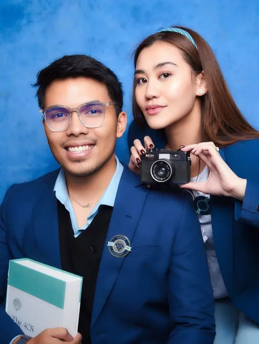 Usai memilih perhiasan, mereka terlihat melakukan pemotretan bak prewedding. Bertema anak kuliahan, Thariq dan Aaliyah tampil jadi lebih muda. (Liputan6.com/IG/@aalthor.vibes)