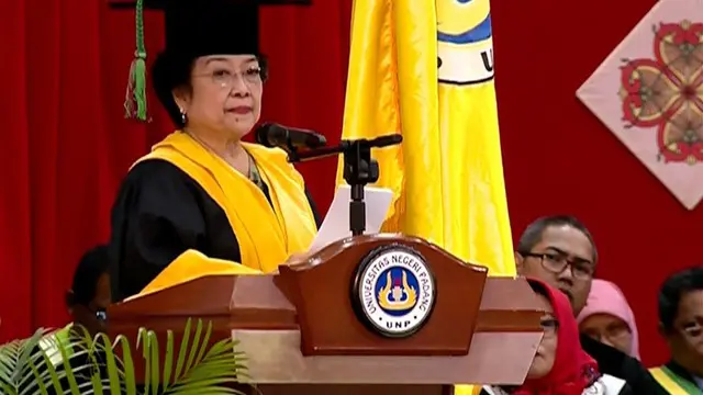 Presiden ke-5 RI, Megawati Sukarnoputri, dianugerahi doktor kehormatan bidang politik pendidikan oleh Universitas Negeri Padang.