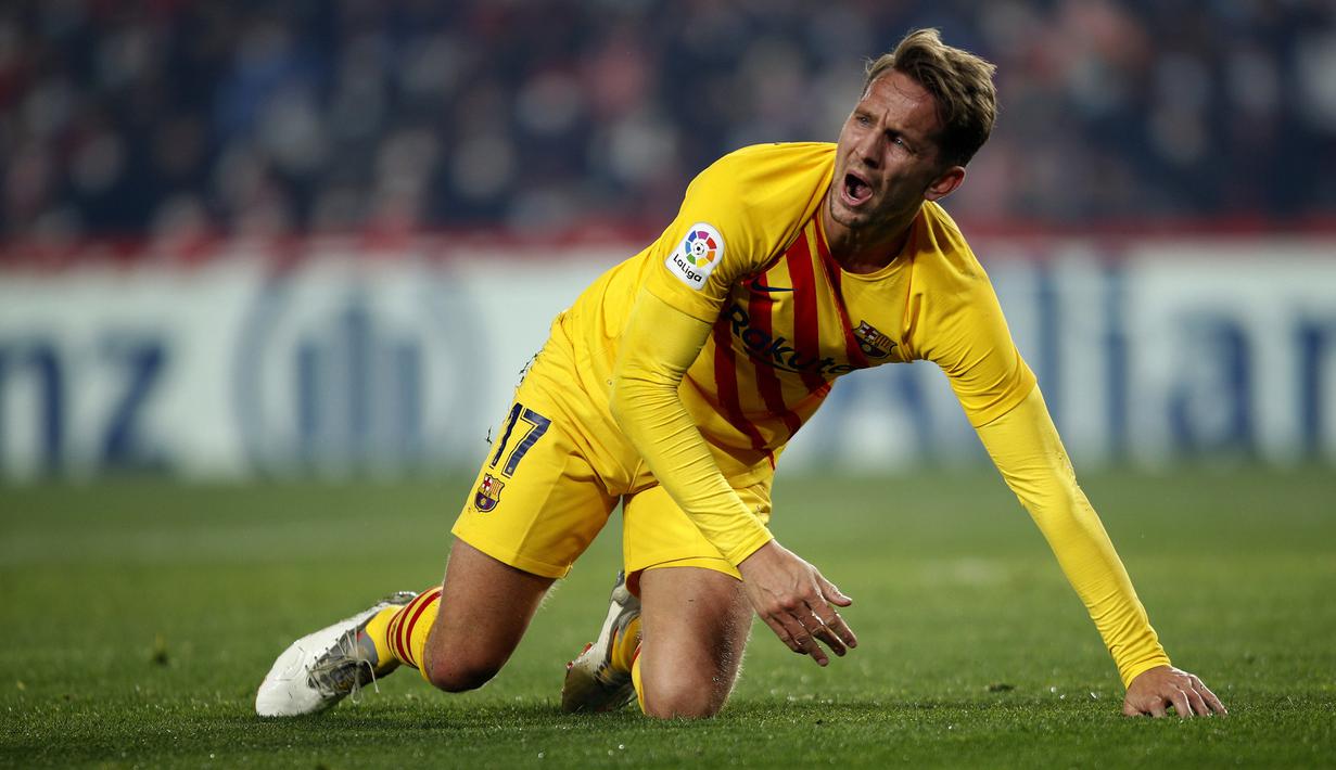 Pada menit ke-15 Luuk De Jong kembali mendapat peluang mencetak gol. Sayang, tembakannya ke gawang Granada yang dikawal Luis Maximiano masih belum tepat sasaran. (AP/Fermin Rodriguez)